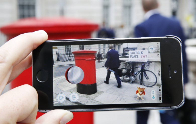 Un usuario juega a 'Pokémon Go' en Londres.
